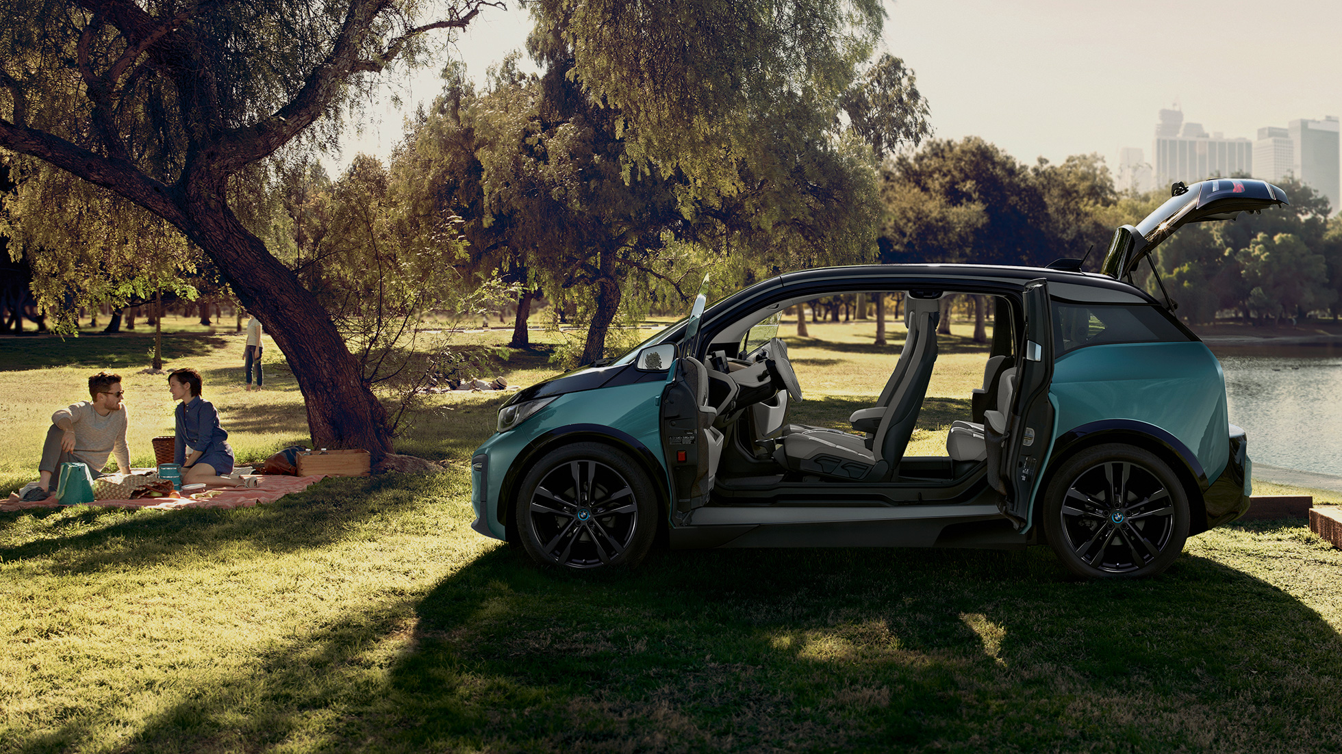 BMW i3 2018 Seitenansicht mit geöffneten Türen I01 BMW i3 I01 2018 Jucarobeige mit Akzent Frozen Grey metallic Seitenansicht mit geöffneten Türen