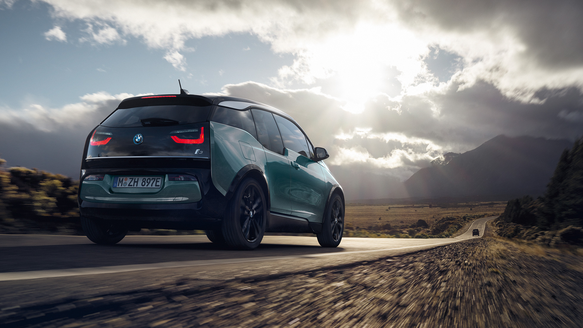 BMW i3 2018 Dreiviertel-Heckansicht fahrend auf Landstraße I01 BMW i3 I01 2018 Jucarobeige mit Akzent Frozen Grey metallic Dreiviertel-Heckansicht fahrend auf Landstraße