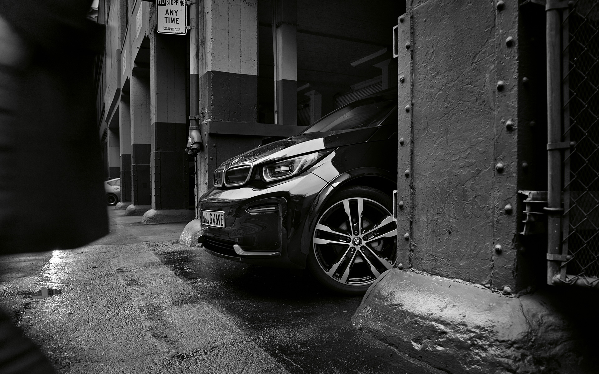 BMW i3s voiture électrique I01 2018 vue latérale avant BMW i3s I01 voiture électrique 2018 en Fluid Black avec accent BMWi Blau vue de profil avant