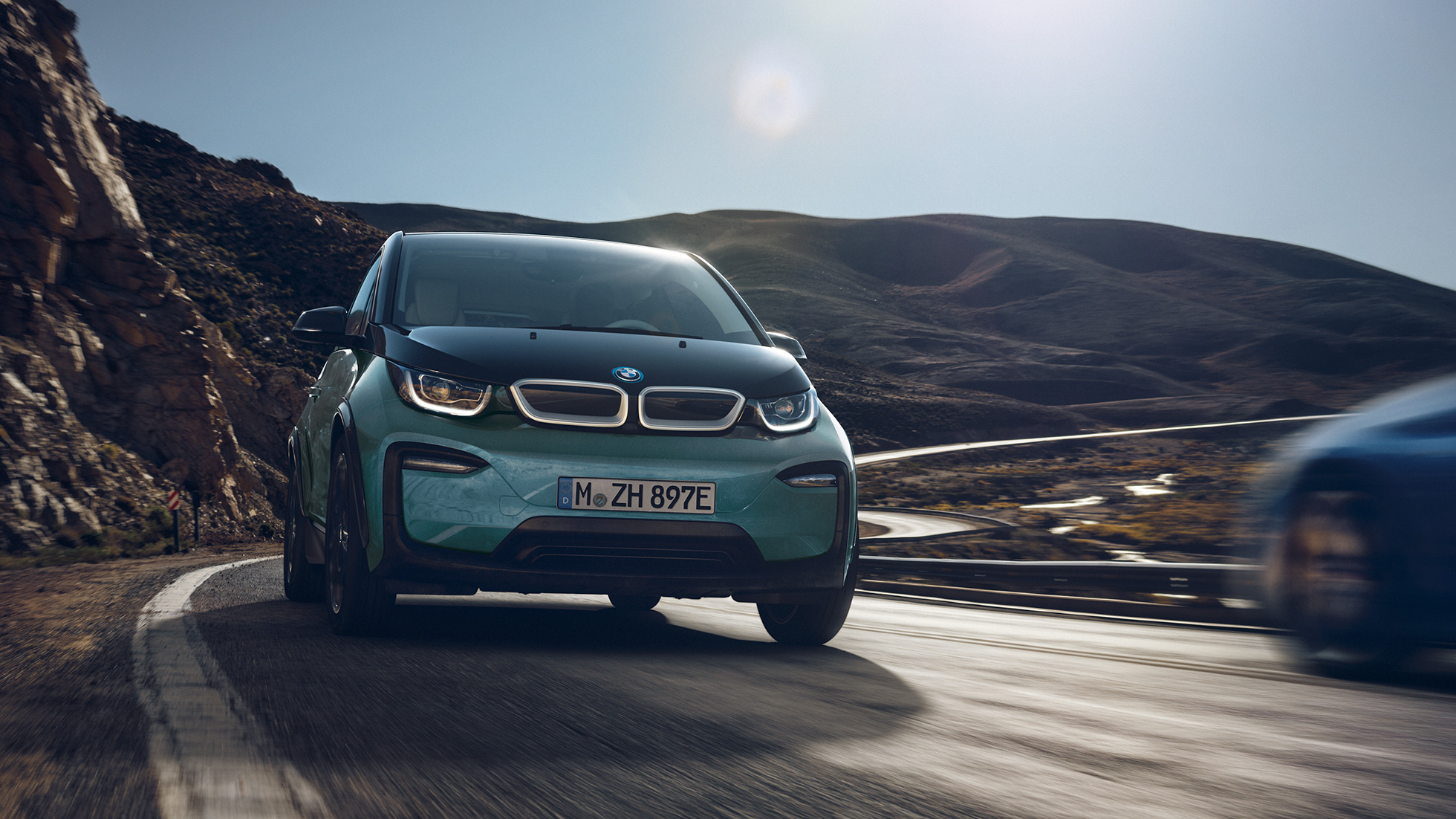 BMW i3 2018 Seitenansicht fahrend I01 BMW i3 I01 2018 Jucarobeige mit Akzent Frozen Grey metallic Seitenansicht fahrend in urbaner Kulisse