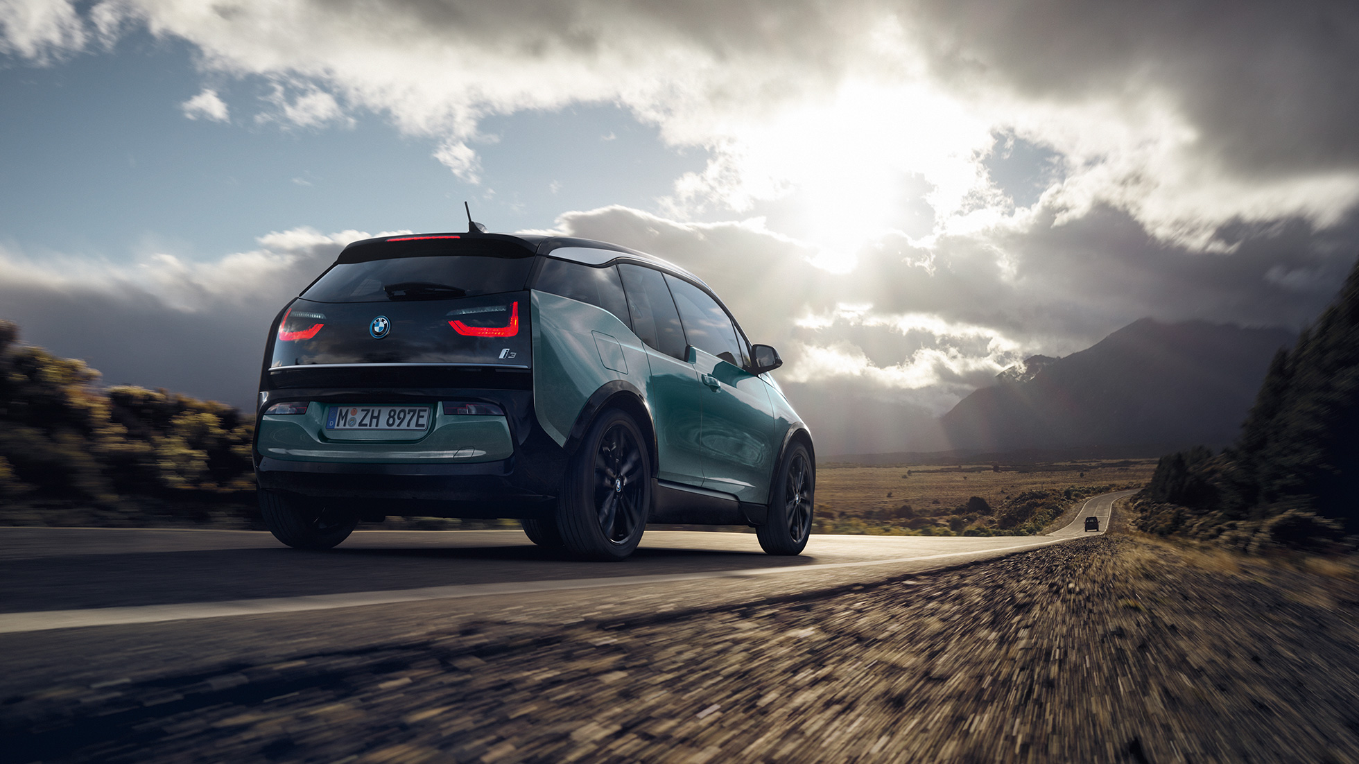 BMW i3 2018 Jucarobeige Dreiviertel-Heckansicht fahrend auf Landstraße I01 BMW i3 I01 2018 Jucarobeige mit Akzent Frozen Grey metallic Dreiviertel-Heckansicht fahrend auf Landstraße