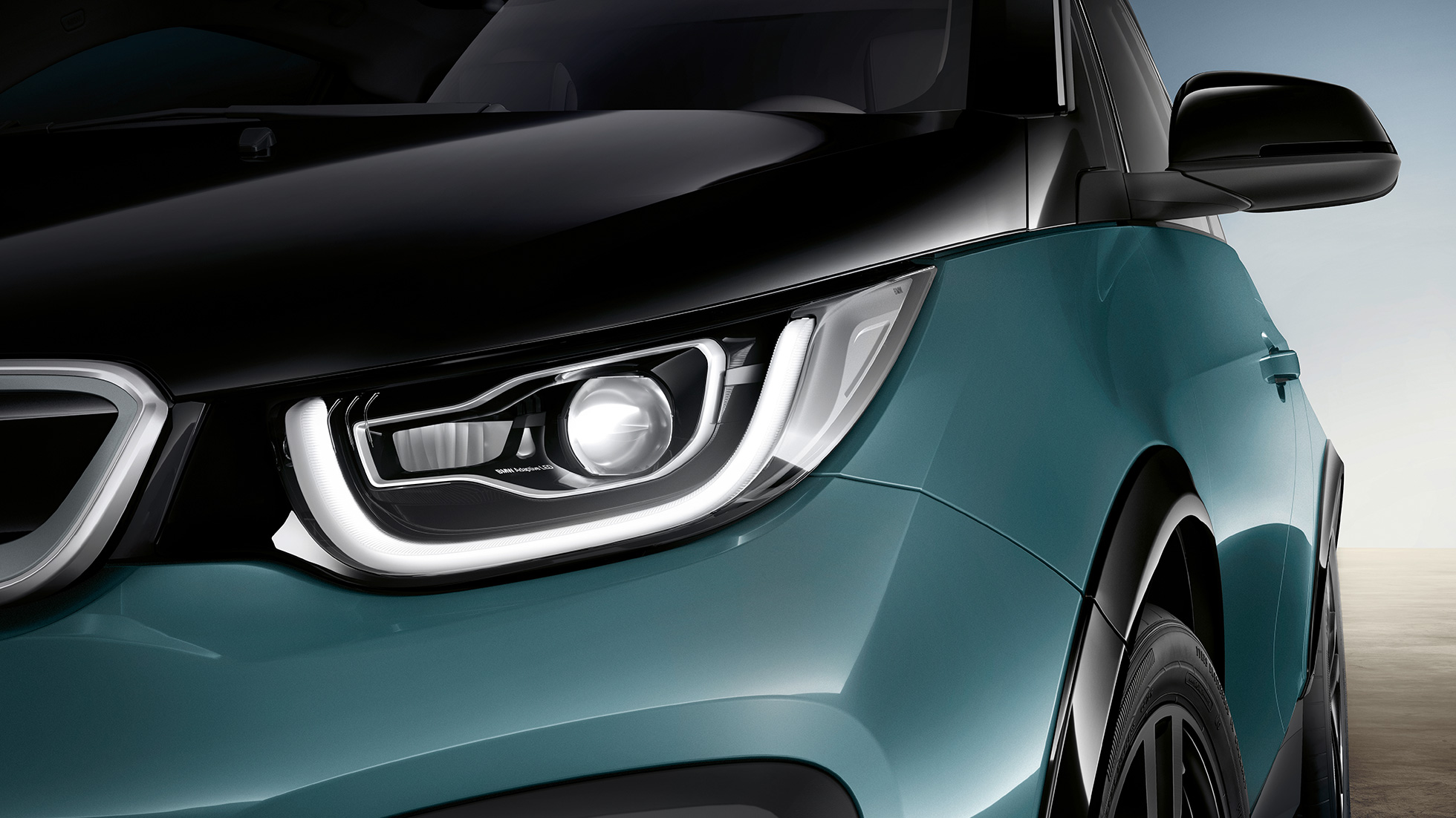 BMW i3 2018 LED-Frontscheinwerfer I01 BMW i3 I01 2018 Jucarobeige mit Akzent Frozen Grey metallic Nahaufnahme Front LED-Frontscheinwerfer