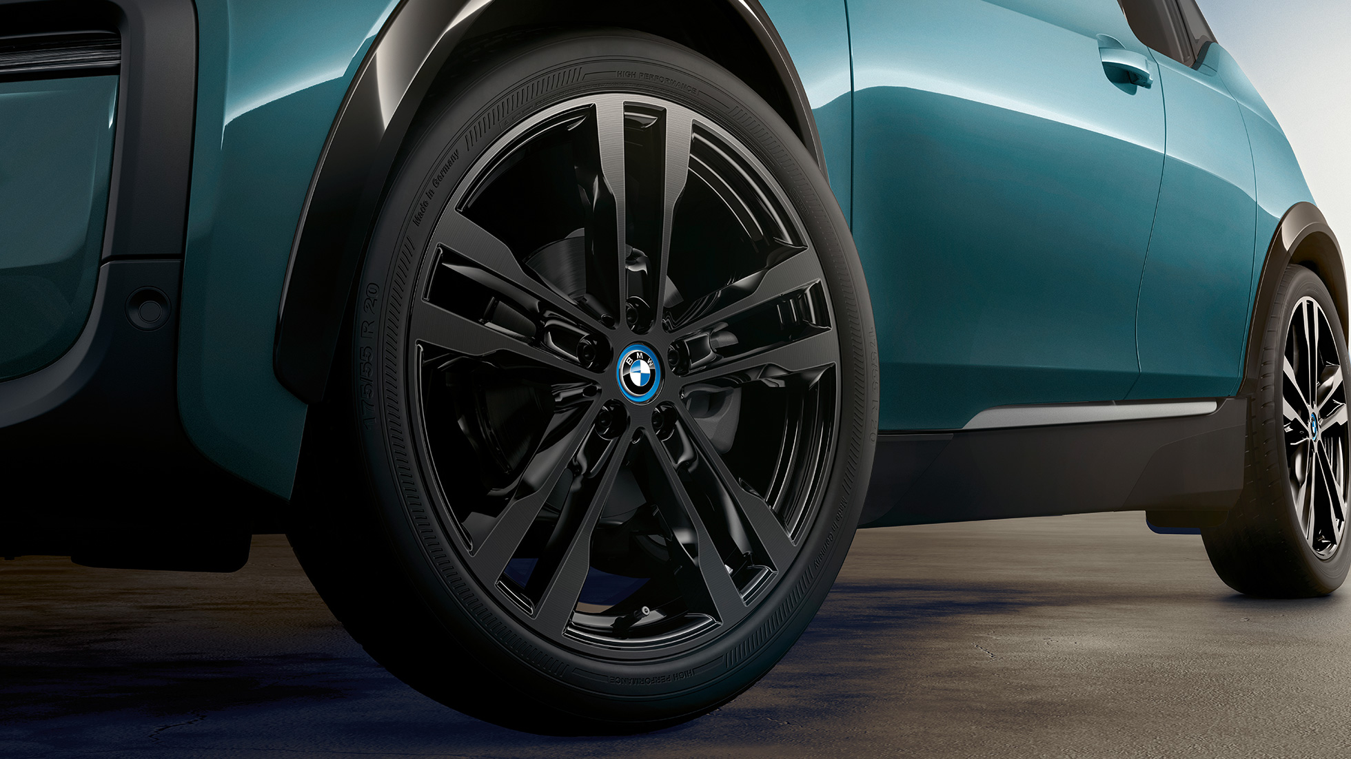 BMW i3 2018 Leichtmetallrad I01 BMW i3 I01 2018 Jucarobeige mit Akzent Frozen Grey metallic Nahaufnahme Leichtmetallrad Felge