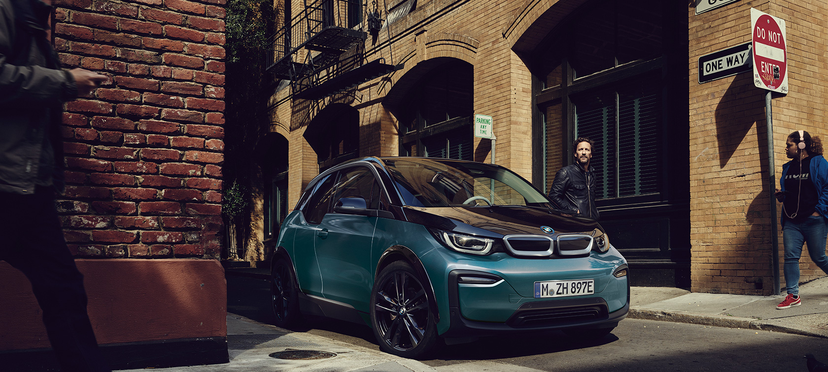 BMW i3 2018 Dreiviertel-Frontansicht parkend I01 BMW i3 I01 2018 Jucarobeige mit Akzent Frozen Grey metallic Dreiviertel-Frontansicht parkend in urbaner Kulisse