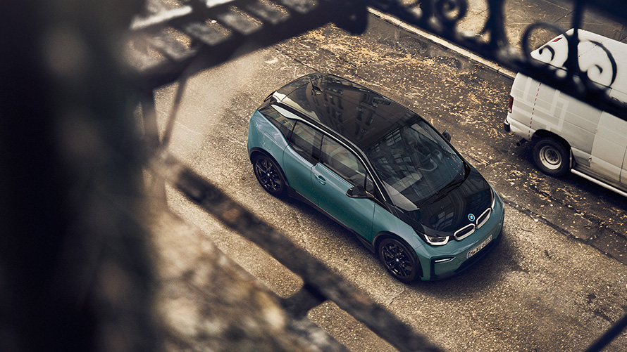 BMW i3 I01 Elektroauto 2018 Jucarobeige mit Akzent Frozen Grey metallic Vogelperspektive Carbondach