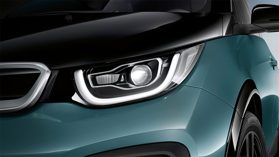 BMW i3 I01 2018 Blue Ridge Mountain avec accent Frozen Grey metallic, vue en gros plan des phares avant LED