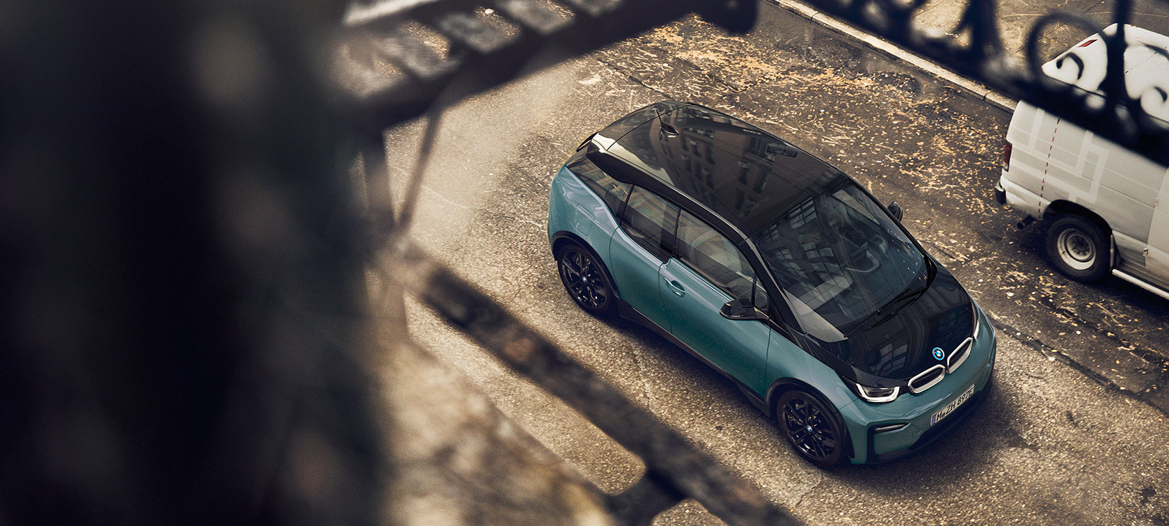BMW i3 I01 2018, vue en plongée BMW i3 I01 2018 Blue Ridge Mountain avec accent Frozen Grey metallic vue en plongée du toit en carbone