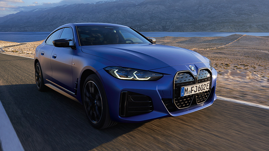 Dreiviertel-Frontansicht BMW i4 M50 G26 2021 BMW i4 M50 G26 2021 M Portimao Blau metallic Dreiviertel-Frontansicht fahrend auf der Straße