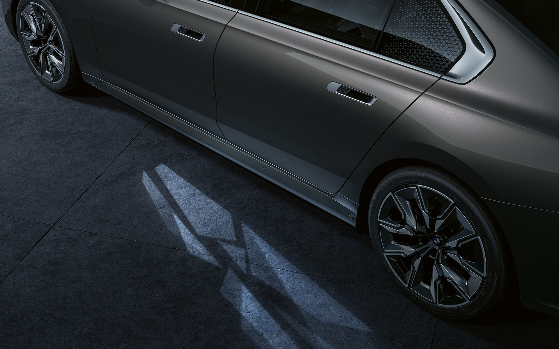 BMW i7 Berline G70 extérieur éclairage de bienvenue avec tapis de lumière Éclairage de bienvenue avec tapis de lumière éclairage de la zone d’accès au véhicule.
