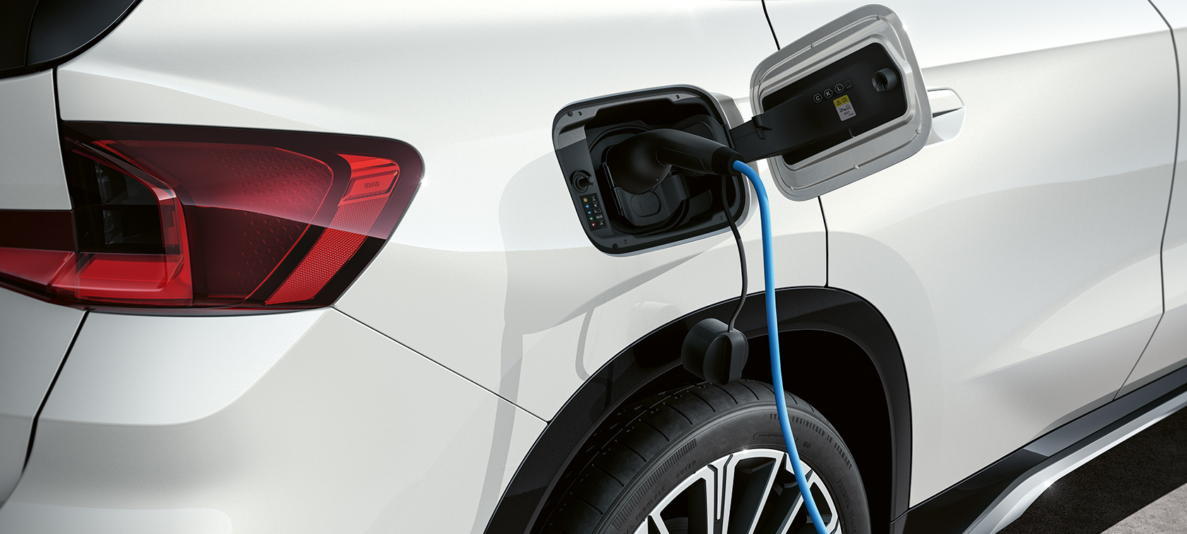 BMW iX1 U11 BEV 2022 Clapet de recharge BMW iX1 U11 BEV 2022 Mineralweiss metallisé clapet de recharge ouvert lors de la charge