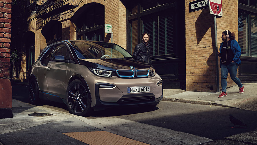 BMW i3 I01 de première génération, vue de trois quarts avant en stationnement Modèles BMW i3 I01 de première génération, vue de trois quarts avant dans une ruelle