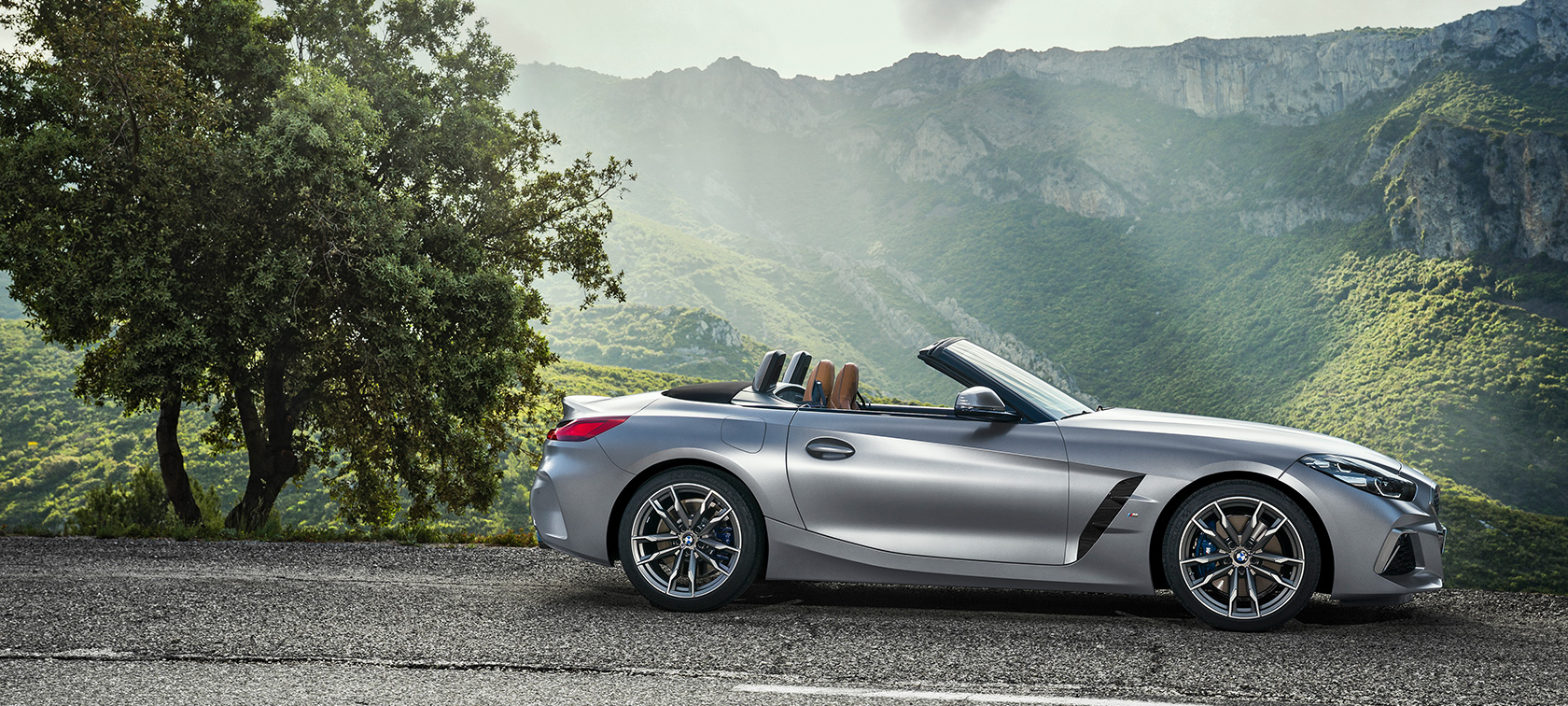 BMW Z4 M40i G29 Cabrio parkend BMW Z4 M40i G29 2019 Cabrio BMW Individual Frozen Grey metallic parkend Seitenansicht