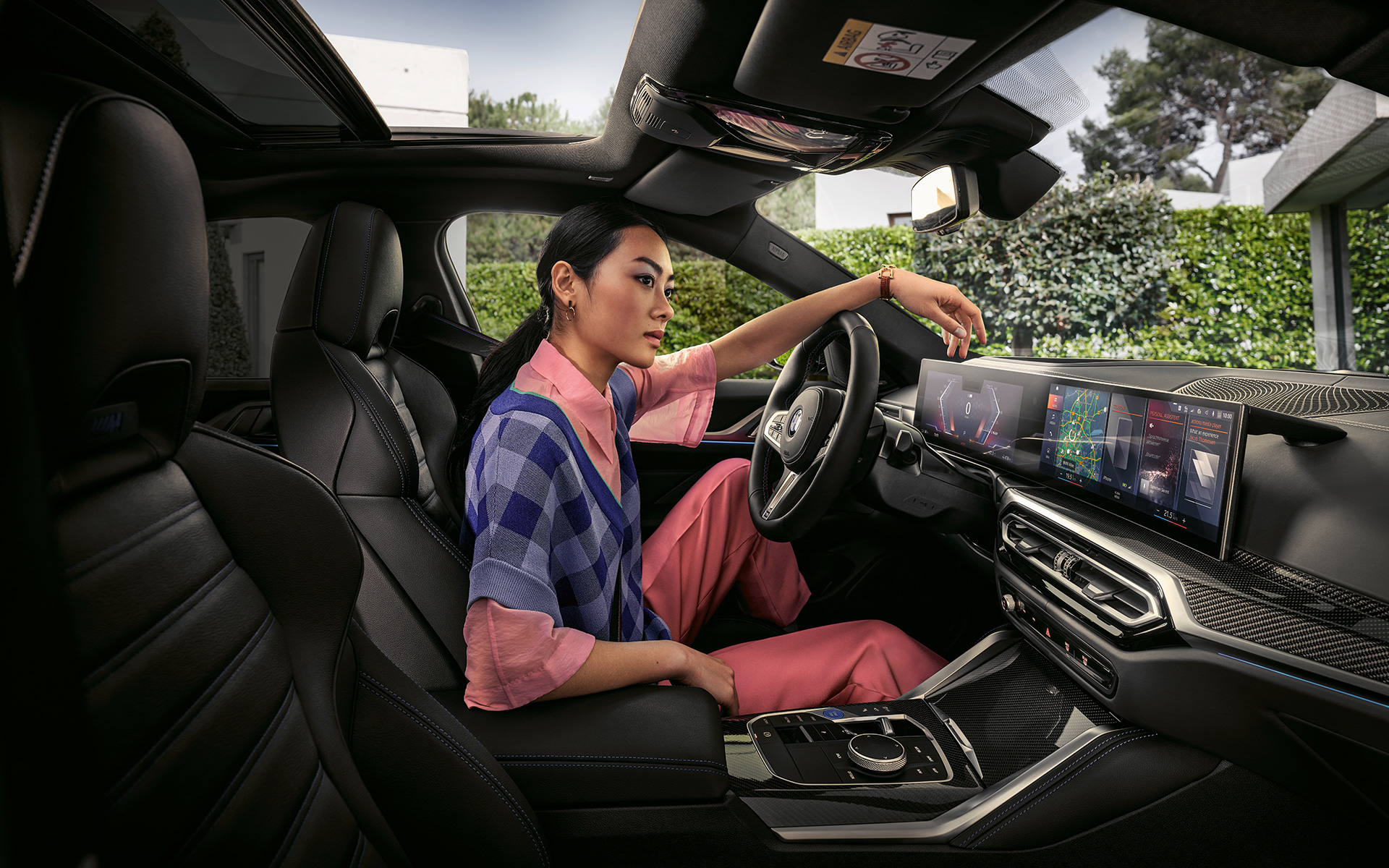 BMW i4 M50 G26 2021 Innenraum mit Frau auf Fahrersitz