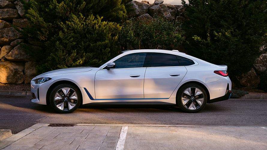 BMW i4 eDrive40 G26 2021 Mineralweiß Dreiviertel-Frontansicht stehend vor Wasser