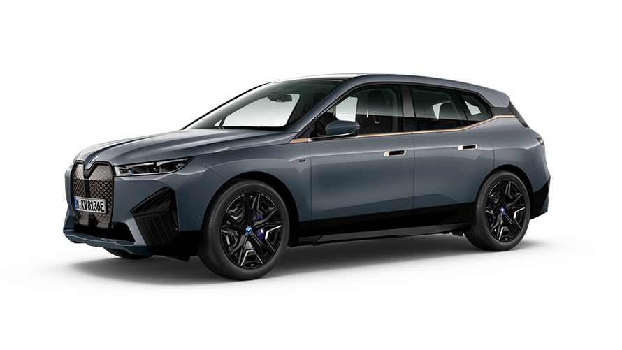 BMW iX M60 i20 2022 Elektro-SUV BMW Individual Storm Bay metallic ladend vor Haus an BMW Wallbox BMW iX M60 i20 2022 Elektro-SUV BMW Individual Storm Bay metallic ladend vor Haus an BMW Wallbox
