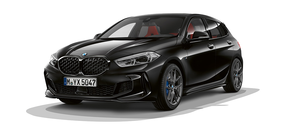 M Performance Paket F40. BMW M135i xDrive in Saphirschwarz metallic mit M Performance Paket Dreiviertel-Frontansicht F40.