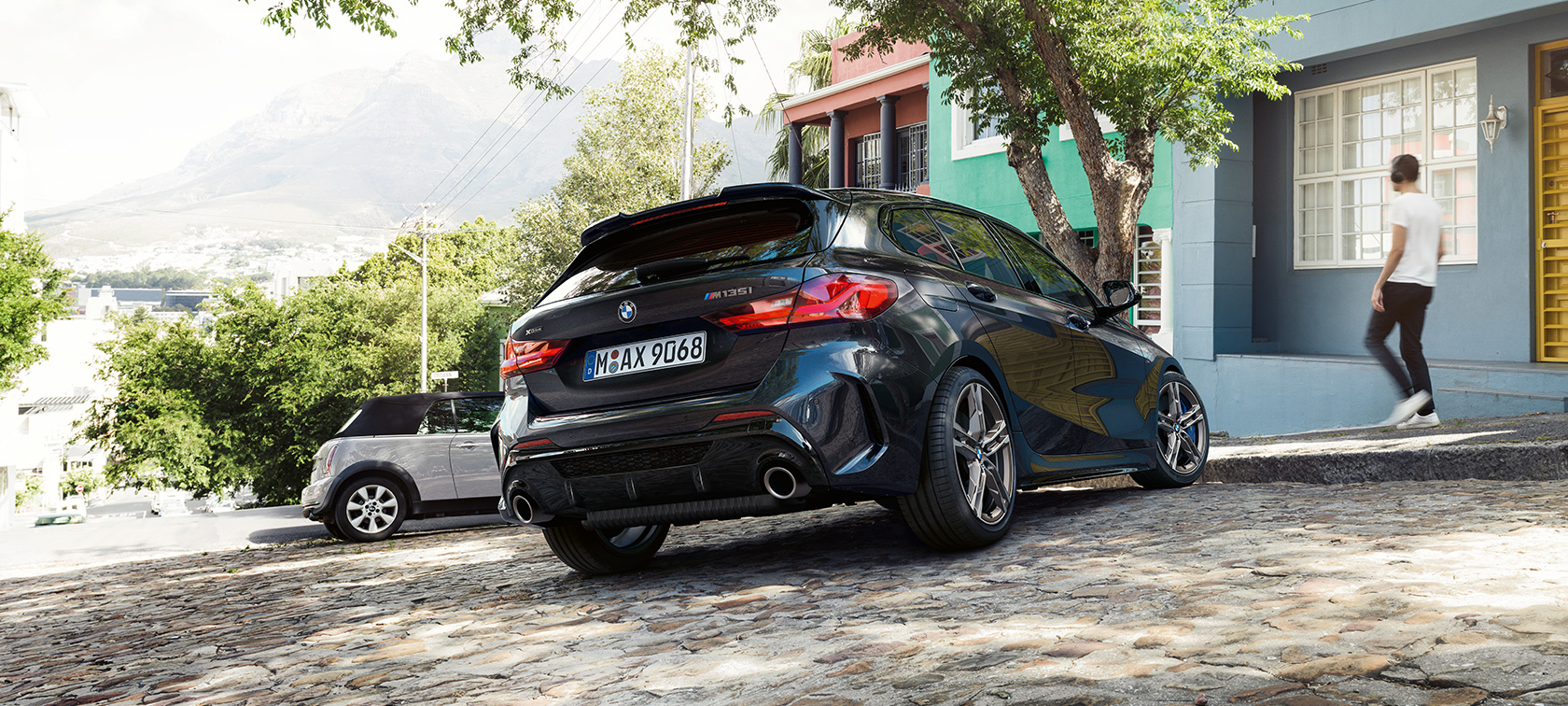 BMW M135i xDrive, Dreiviertel-Heckansicht F40. BMW M135i xDrive in Saphirschwarz metallic Dreiviertel-Heckansicht parkend vor Wohnhaus F40.
