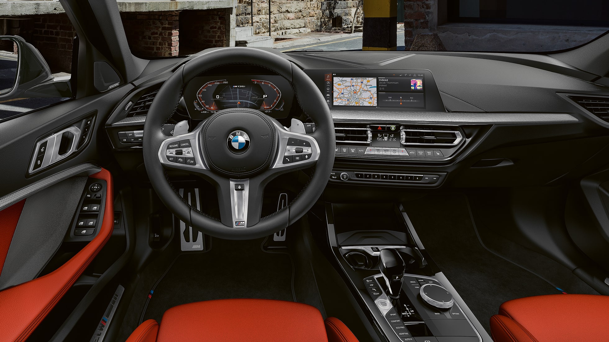 BMW M135i xDrive, Interieur F40. BMW M135i xDrive Interieur mit M Lederlenkrad und M Sportsitzen F40.