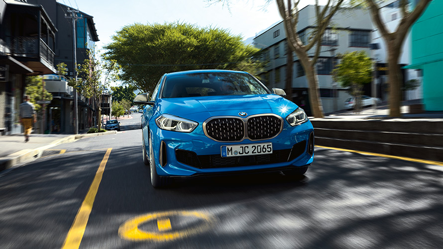 BMW 1er in Misano Blau metallic, Frontansicht fahrend F40.