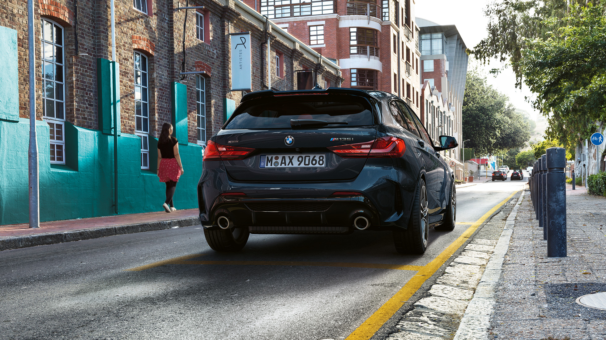 BMW M135i xDrive, Heckansicht F40. BMW M135i xDrive in Saphirschwarz metallic Heckansicht parkend F40.