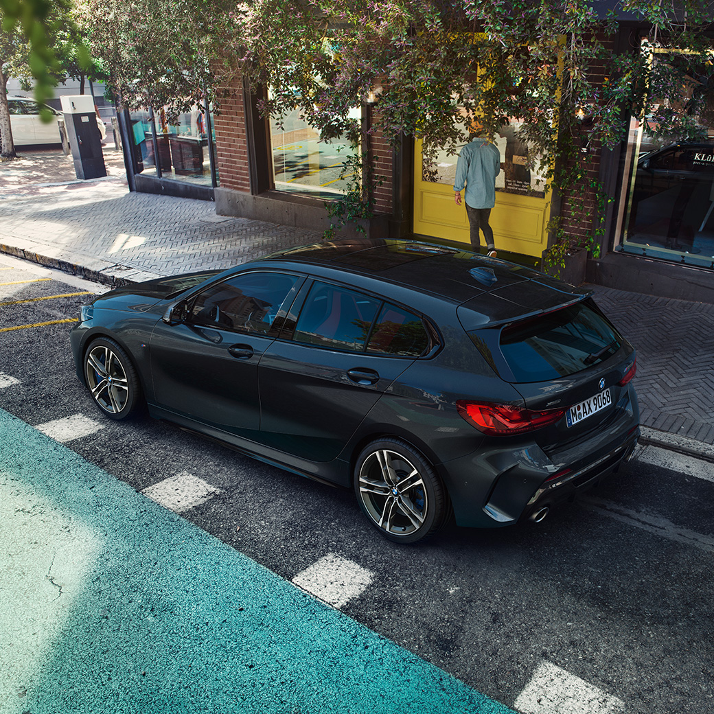 BMW M135i xDrive, parkend F40. BMW M135i xDrive in Saphirschwarz metallic parkend, Seitenansicht aus der Vogelperspektive F40.
