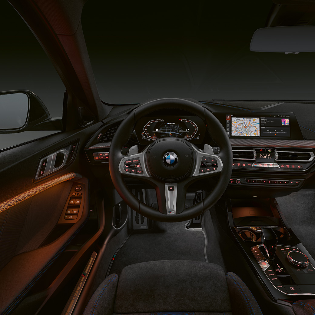 BMW M135i xDrive, Cockpit F40. BMW M135i xDrive Premium-Interieur mit illuminierten Interieurleisten F40.