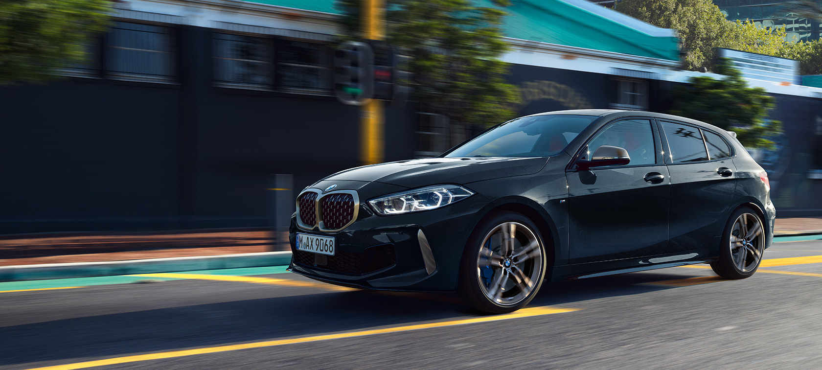 Der neue BMW M135i xDrive F40. Der neue BMW M135i xDrive in Saphirschwarz metallic, Dreiviertel-Seitenansicht fahrend F40.