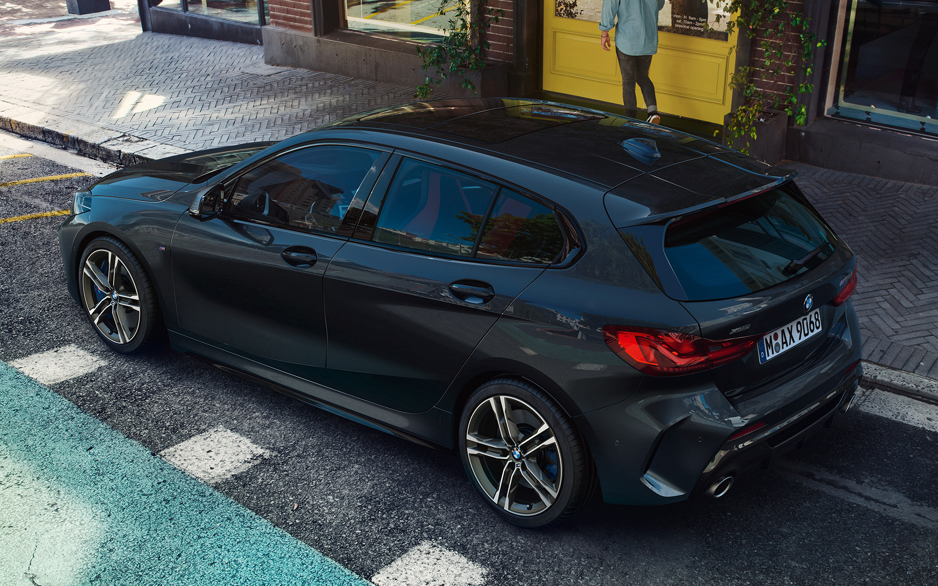 BMW M135i xDrive (F40) in Saphirschwarz metallic parkend, Seitenansicht aus der Vogelperspektive
