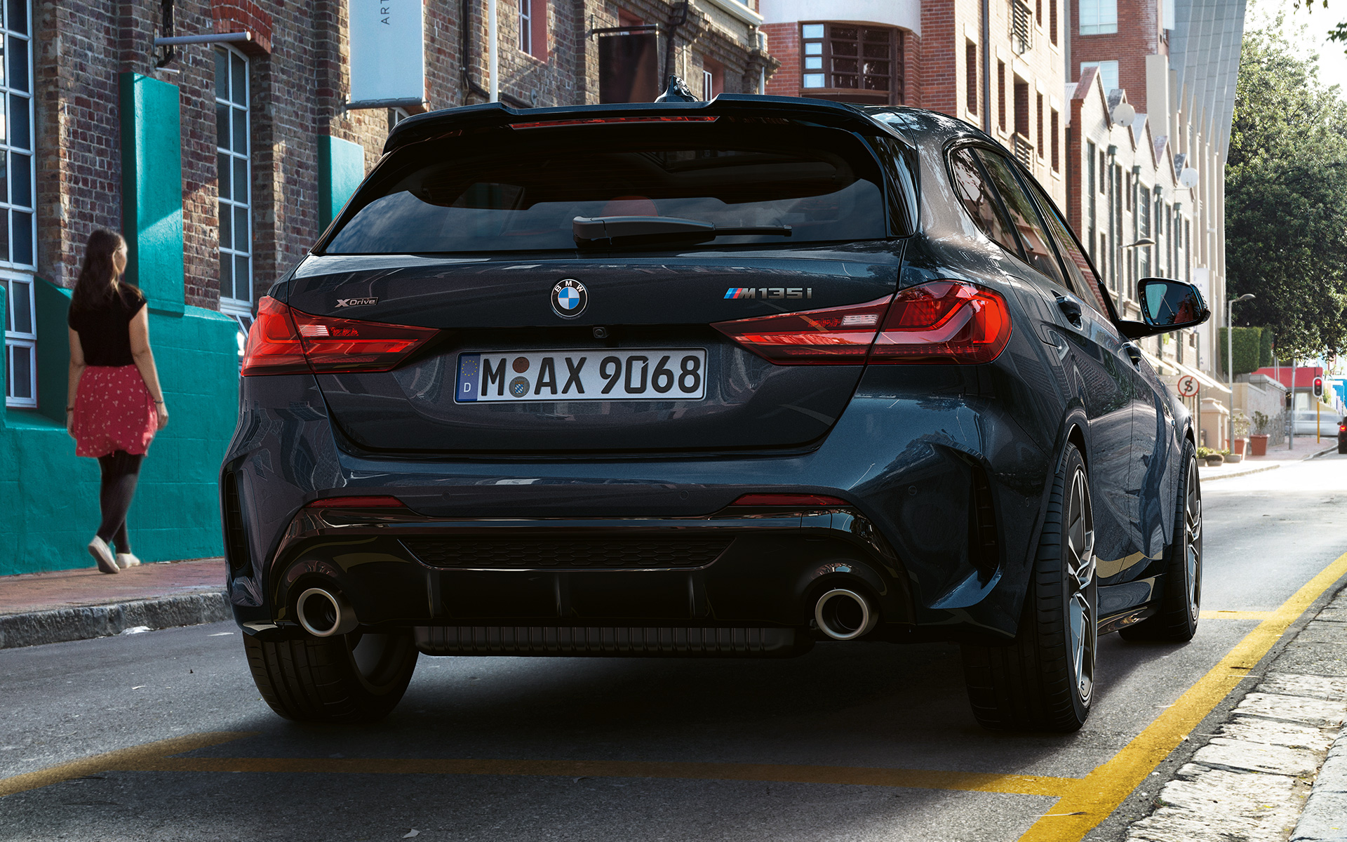 BMW M135i xDrive (F40) in Saphirschwarz metallic Heckansicht parkend