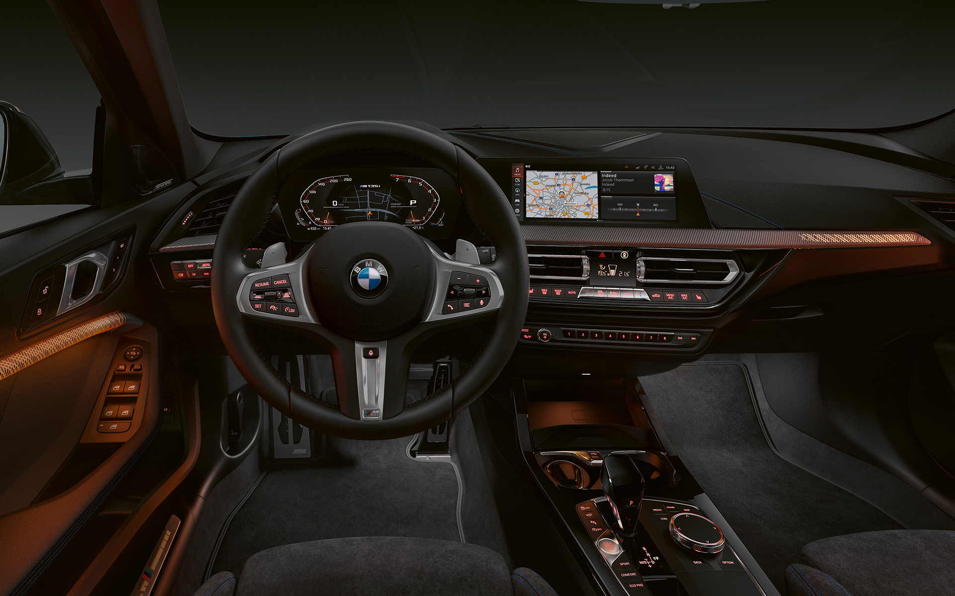 BMW M135i xDrive (F40) Premium-Interieur mit illuminierten Interieurleisten