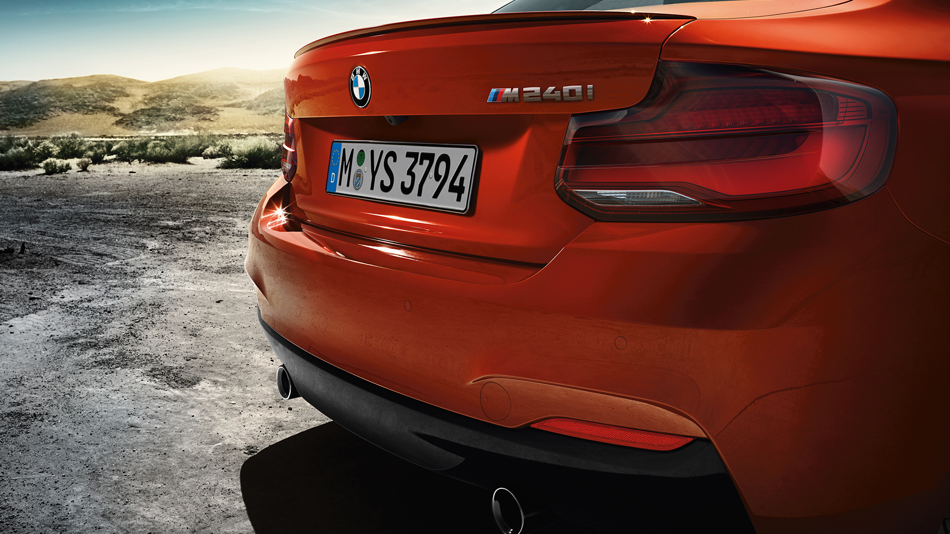 Design arrière de la BMW M240i Coupé F22 Design de l’arrière de la BMW M240i Coupé F22 2017 Sunset Orange metallic vue de trois quarts arrière