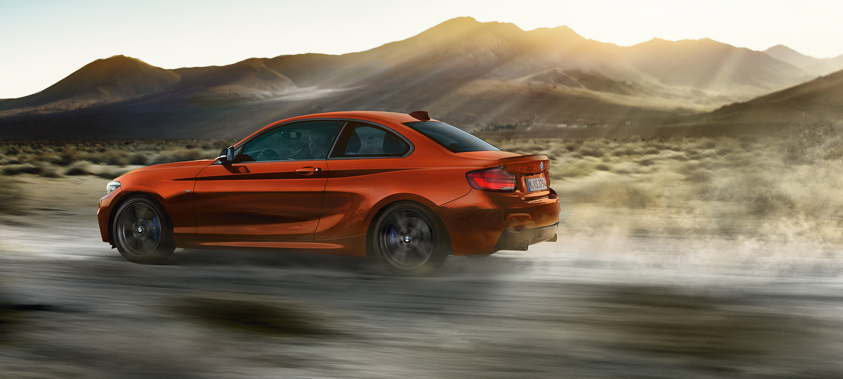 Fahrdynamik BMW M240i Coupé F22 Fahrdynamik BMW M240i Coupé F22 2017 Sunset Orange metallic Seitenansicht