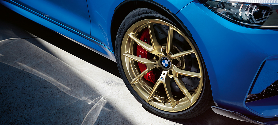 19" M Leichtmetallräder V-Speiche 763 M Gold matt BMW M2 CS F87 19" M Leichtmetallräder V-Speiche 763 M Gold matt BMW M2 CS F87 Misano Blau metallic Nahaufnahme