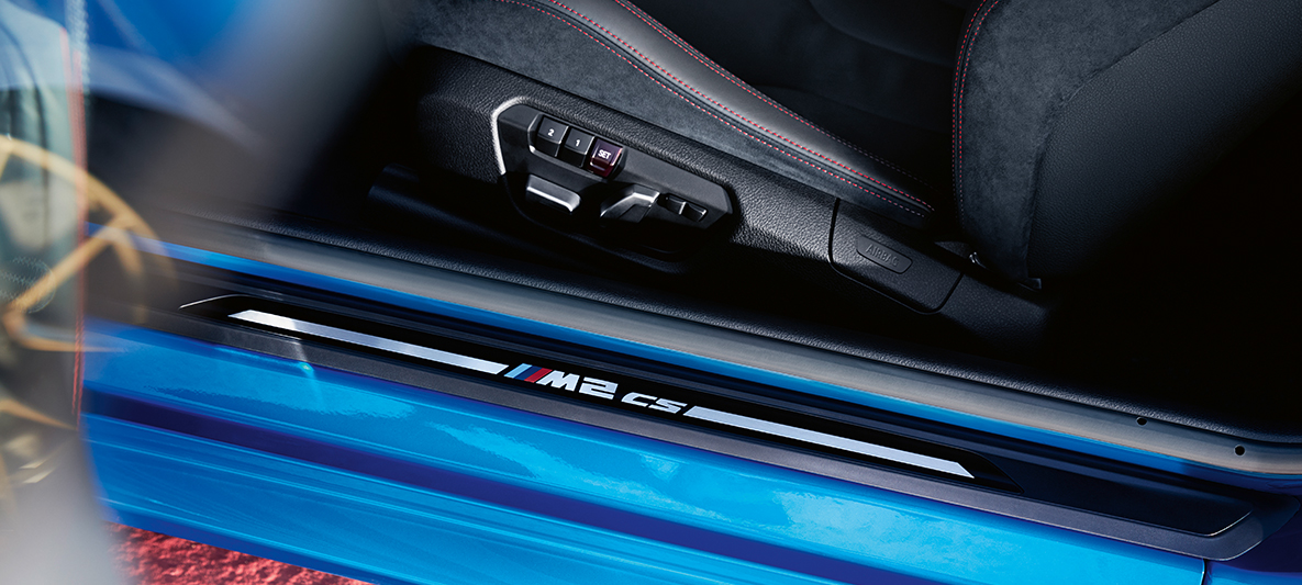 Einstiegsleiste BMW M2 CS F87 Einstiegsleiste BMW M2 CS F87 Misano Blau metallic Nahaufnahme