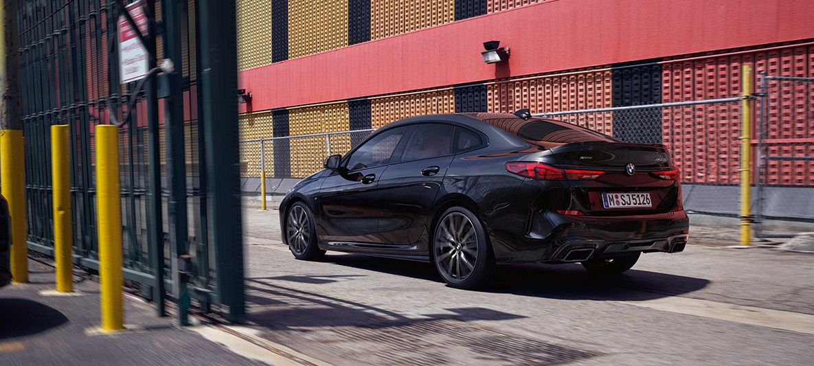 M Performance Paket BMW M235i xDrive Gran Coupé F44 M Performance Paket BMW M235i xDrive Gran Coupé Saphirschwarz metallic F44 Dreiviertel-Seitenansicht