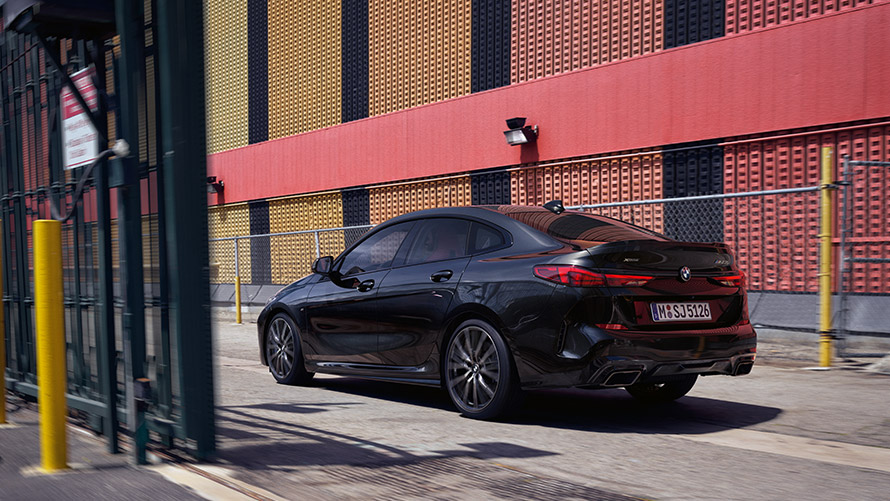 BMW M235i xDrive Gran Coupé 2020 Black Sapphire metallic F44, vue latérale de trois quarts