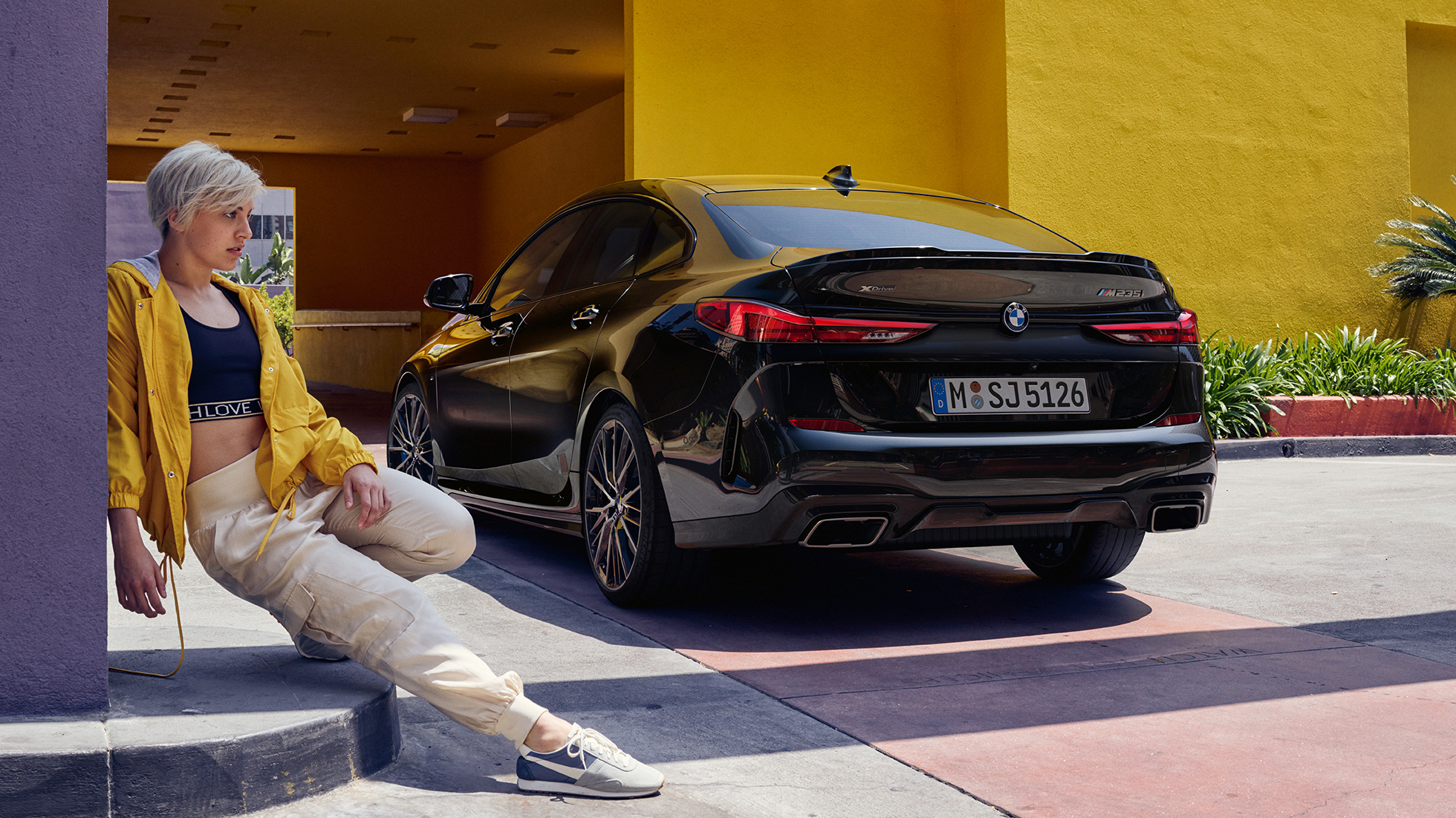 Heckpartie BMW M235i xDrive Gran Coupé F44 Athletische Heckpartie BMW M235i xDrive Gran Coupé 2020 Saphirschwarz metallic F44 Dreiviertel-Heckansicht