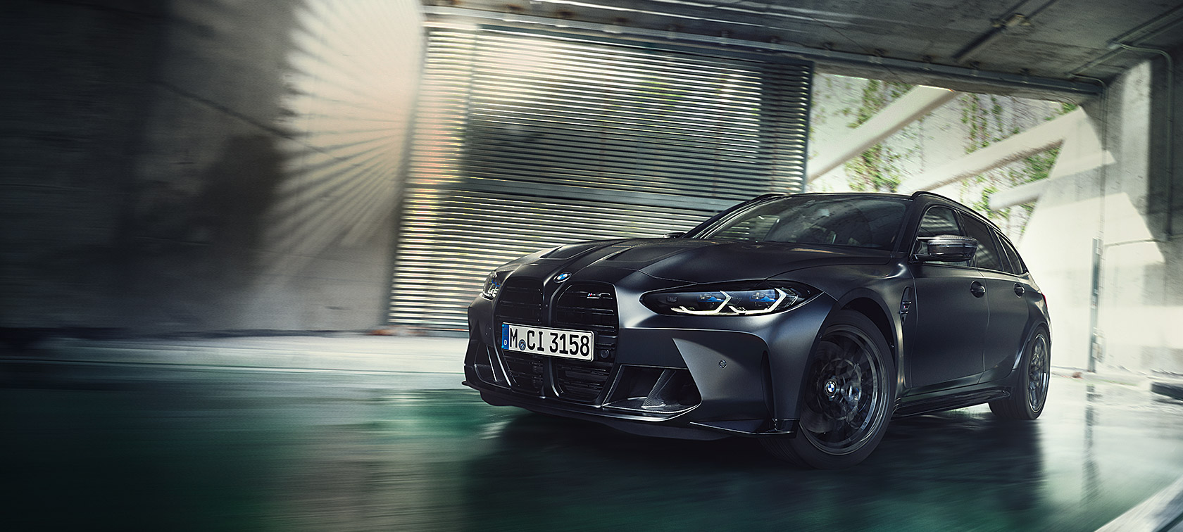 BMW M3 Competition Touring G81 BMW Individual Frozen Black metallic Dreiviertel Frontansicht fahrend