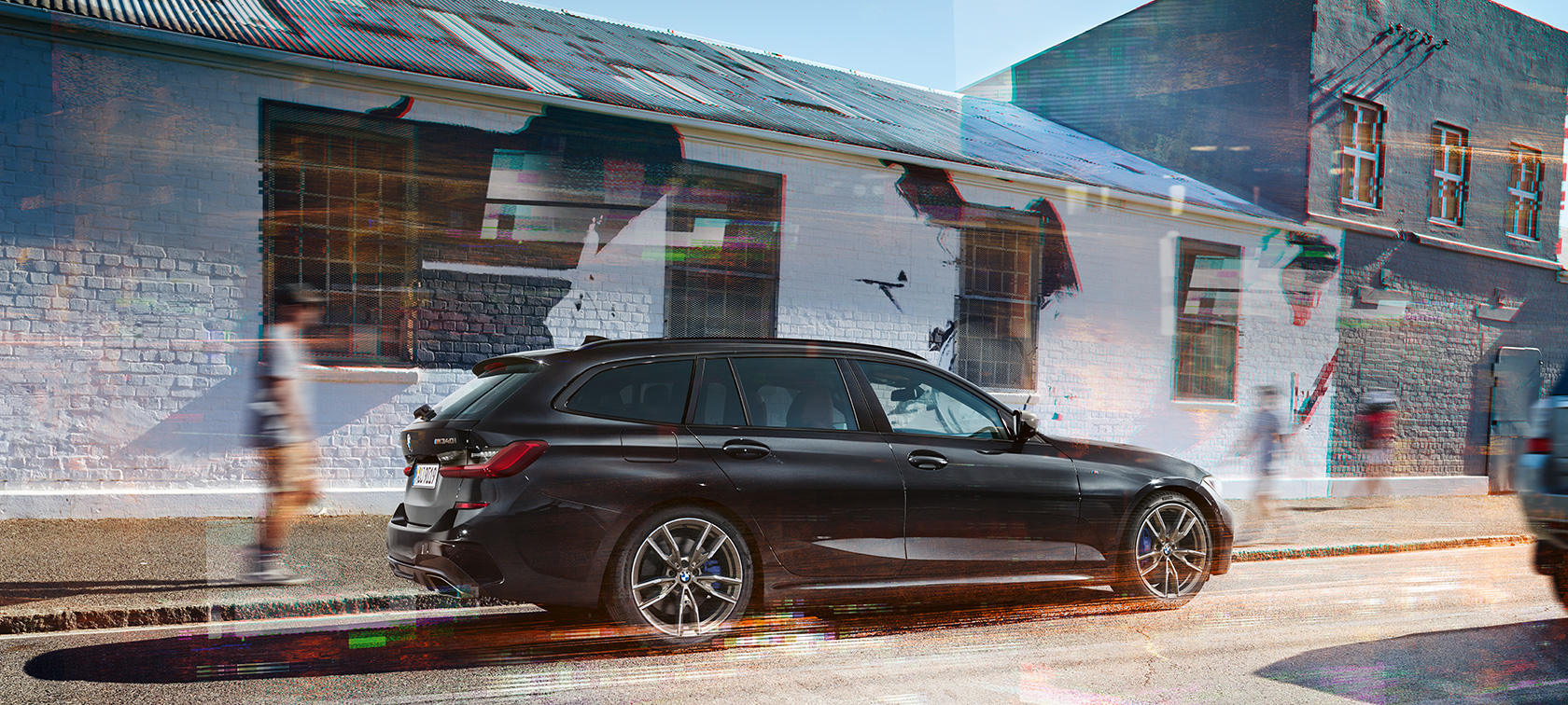 Seitenansicht BMW M340i xDrive Touring G21 BMW M340i xDrive Touring G21 Black Sapphire metallic Seitenansicht auf Straße