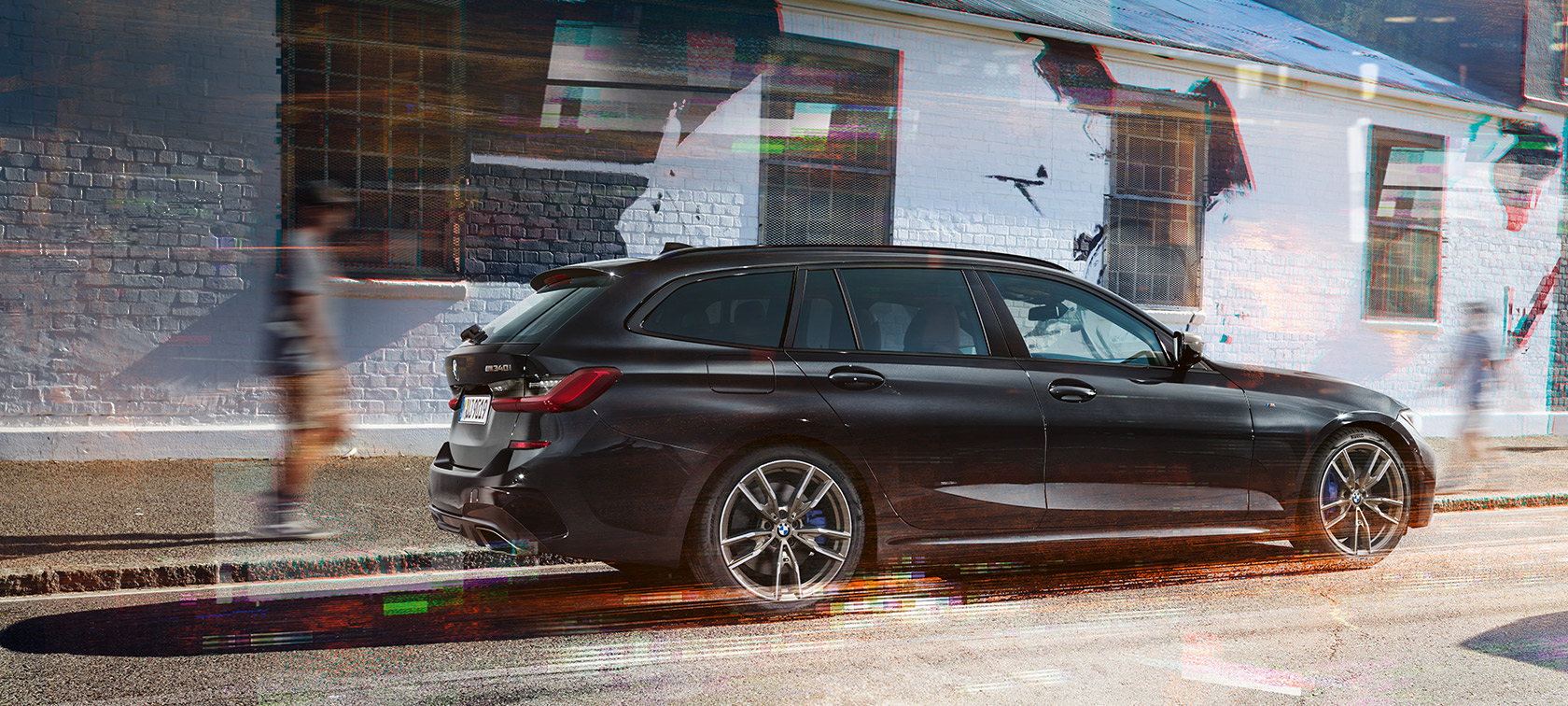 Seitenansicht BMW M340i xDrive Touring (G21) BMW M340i xDrive Touring (G21) Black Sapphire metallic Seitenansicht auf Straße