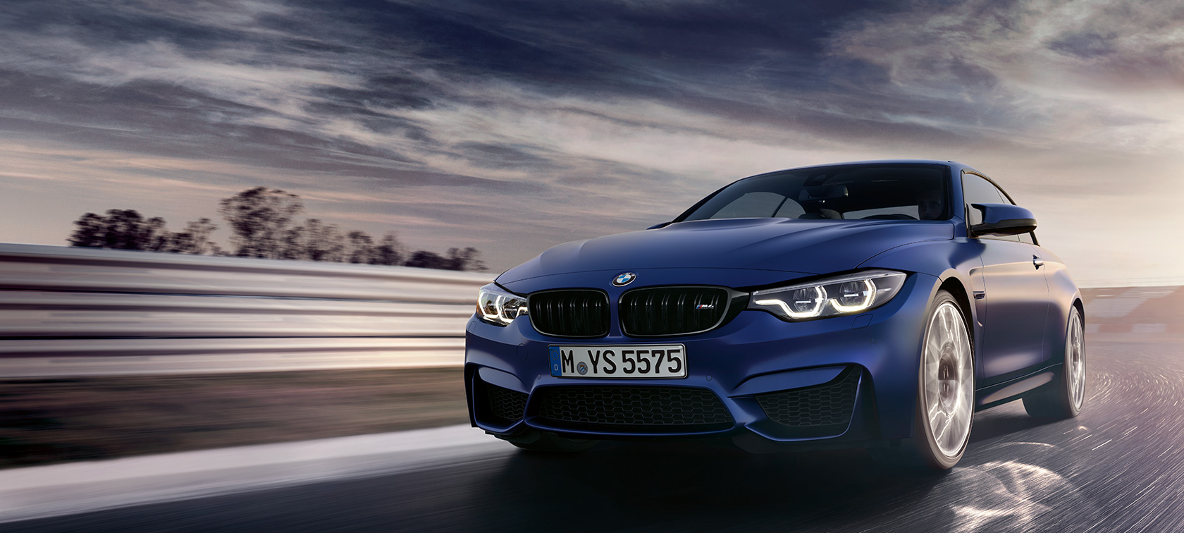 BMW M4 Cabrio BMW M4 Cabrio, Dreiviertel-Frontansicht während der Fahrt auf einer Rennstrecke