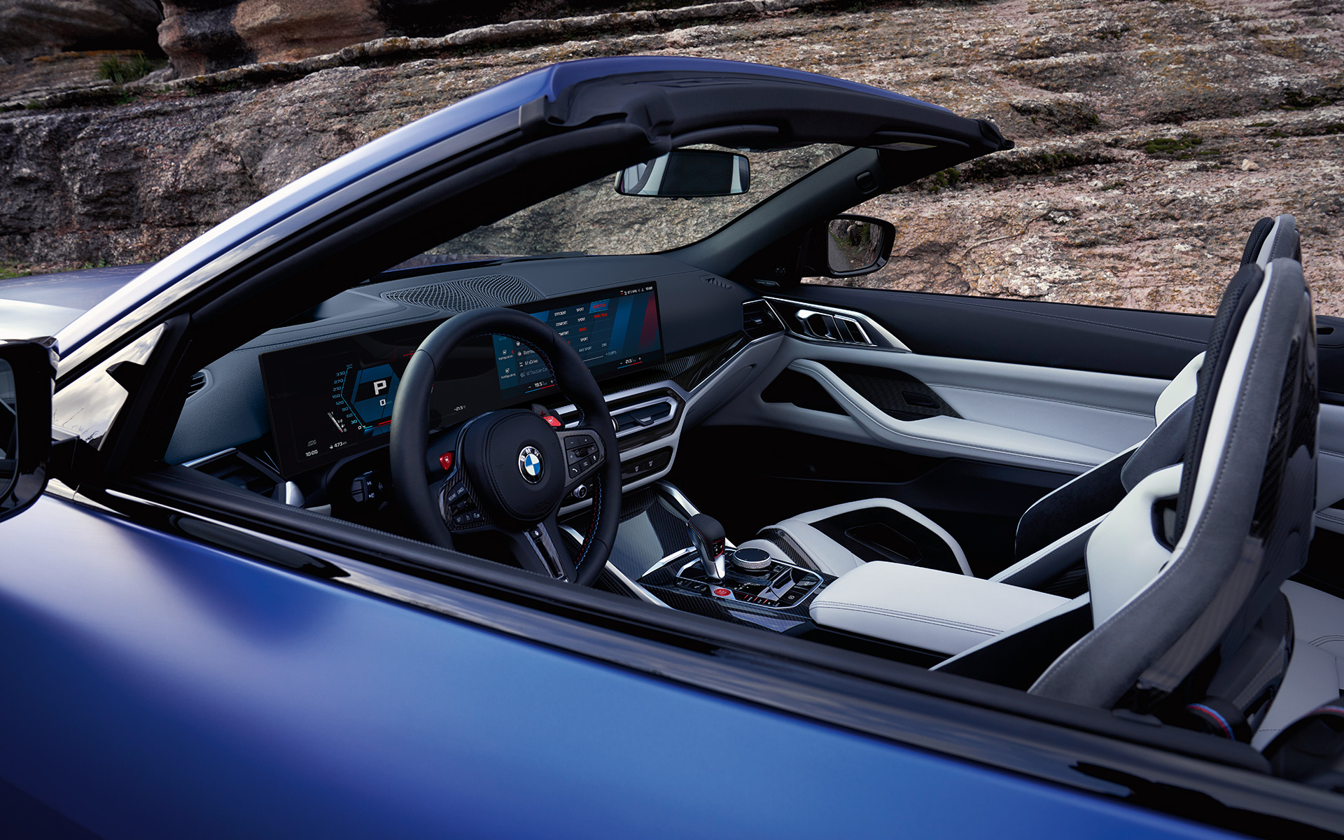 BMW M4 Competition Cabrio avec M xDrive G83 2021 BMW Individual Frozen Portimao Blau metallic Poste de conduite et habitacle avec capote ouverte