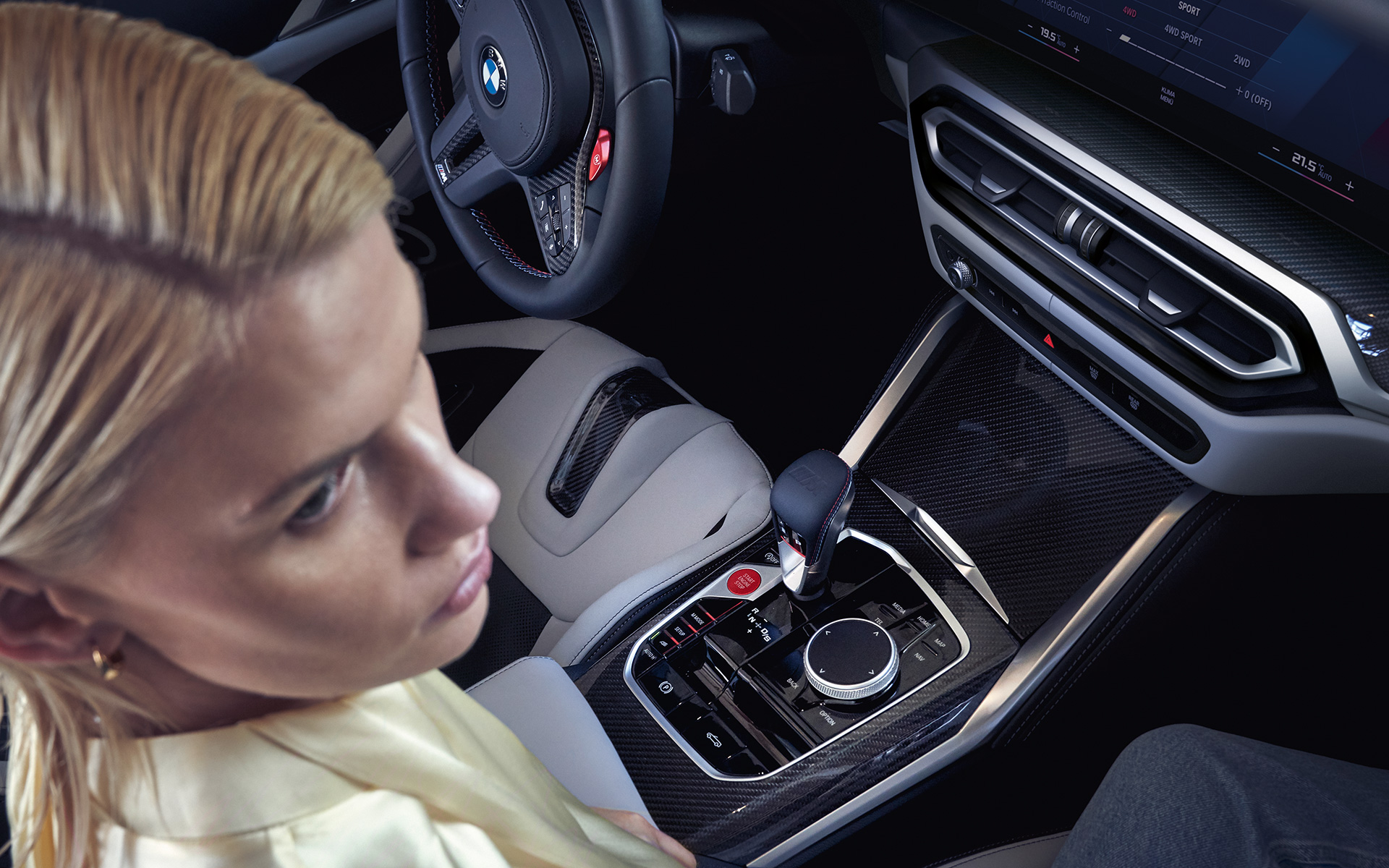 BMW M4 Competition Cabrio avec M xDrive G83 2021 Console centrale et femme sur siège passager avant