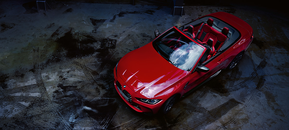 BMW Individual Imolarot metallic BMW M4 Competition Cabrio mit M xDrive G83 2021 BMW M4 Competition Cabrio mit M xDrive G83 2021 BMW Individual Imolarot metallic Dreiviertel-Frontansicht von oben mit geöffnetem Stoffverdeck