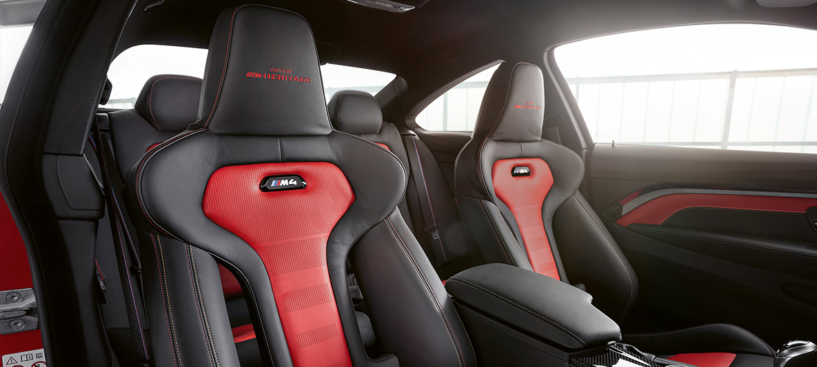 BMW M4 Coupé, M Heritage Edition M Sportsitze in Bicolor Rot / Schwarz mit Kontrastnähten in Rot und Gelb BMW M4 Coupé, M Heritage Edition, Sonderedition, M Sportsitze in Bicolor Rot / Schwarz mit Kontrastnähten in Rot und Gelb