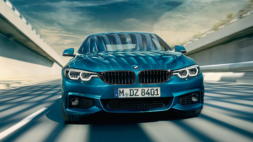 BMW Série 4 Coupé, vue avant en mouvement sur une route enneigée