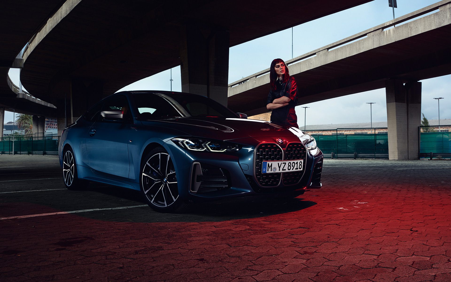 BMW M440i xDrive Coupé G22 2020 G82 2020 Arctic Race Blue metallic Dreiviertel-Frontansicht mit Model