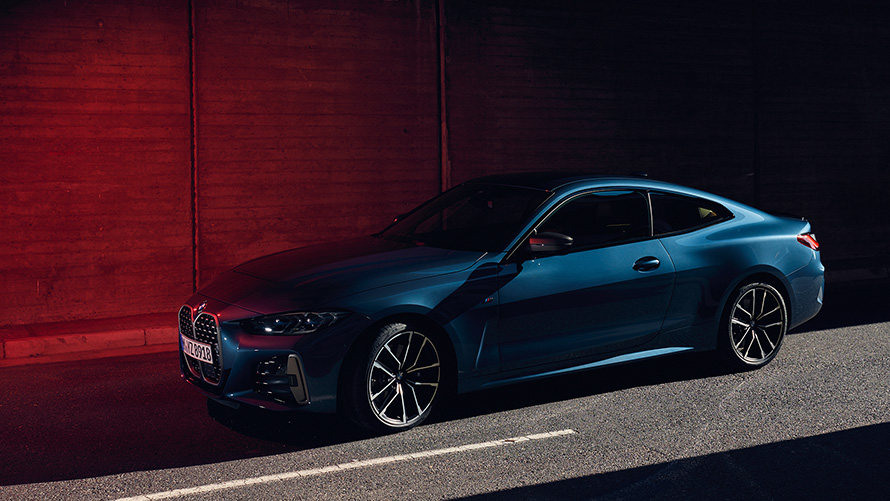 BMW M440i xDrive Coupé G22 2020 Arctic Race Blue metallic Dreiviertel-Frontansicht fahrend