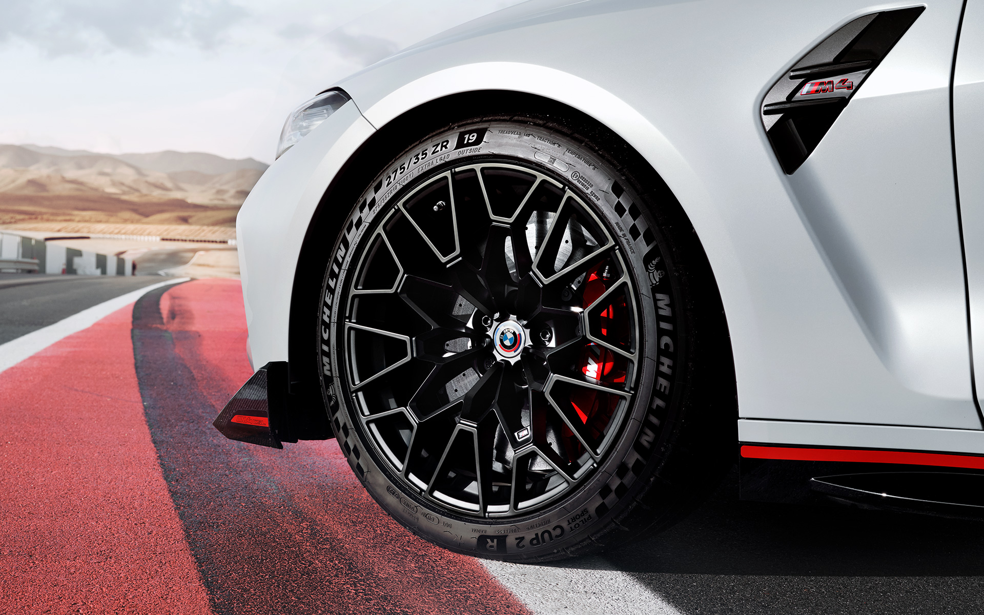 M Carbon-Keramik-Bremse in Rot hochglänzend BMW M4 CSL G82 BMW M4 CSL G82 BMW Individual Sonderlackierung Frozen Brooklyn Grey metallic M Carbon-Keramik-Bremse in Rot hochglänzend mit Leichtbaurad