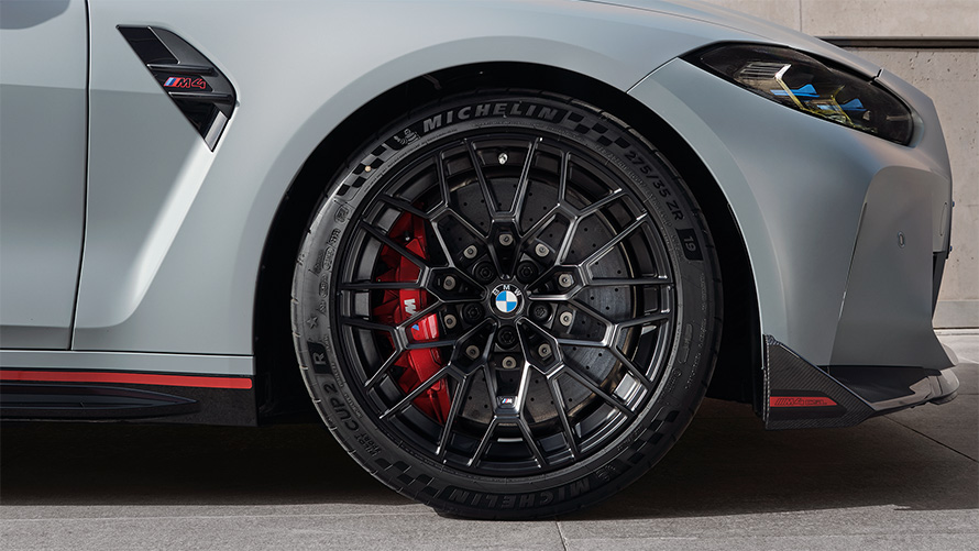 CSL exklusive Ultra Track Reifen auf Leichtbaurädern BMW M4 CSL G82 BMW M4 CSL G82 BMW Individual Sonderlackierung Frozen Brooklyn Grey metallic CSL exklusive Ultra Track Reifen auf Leichtbaurädern